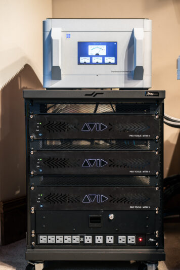 06-Mix Room AVID ProTools 80 Channels MTRX-Power